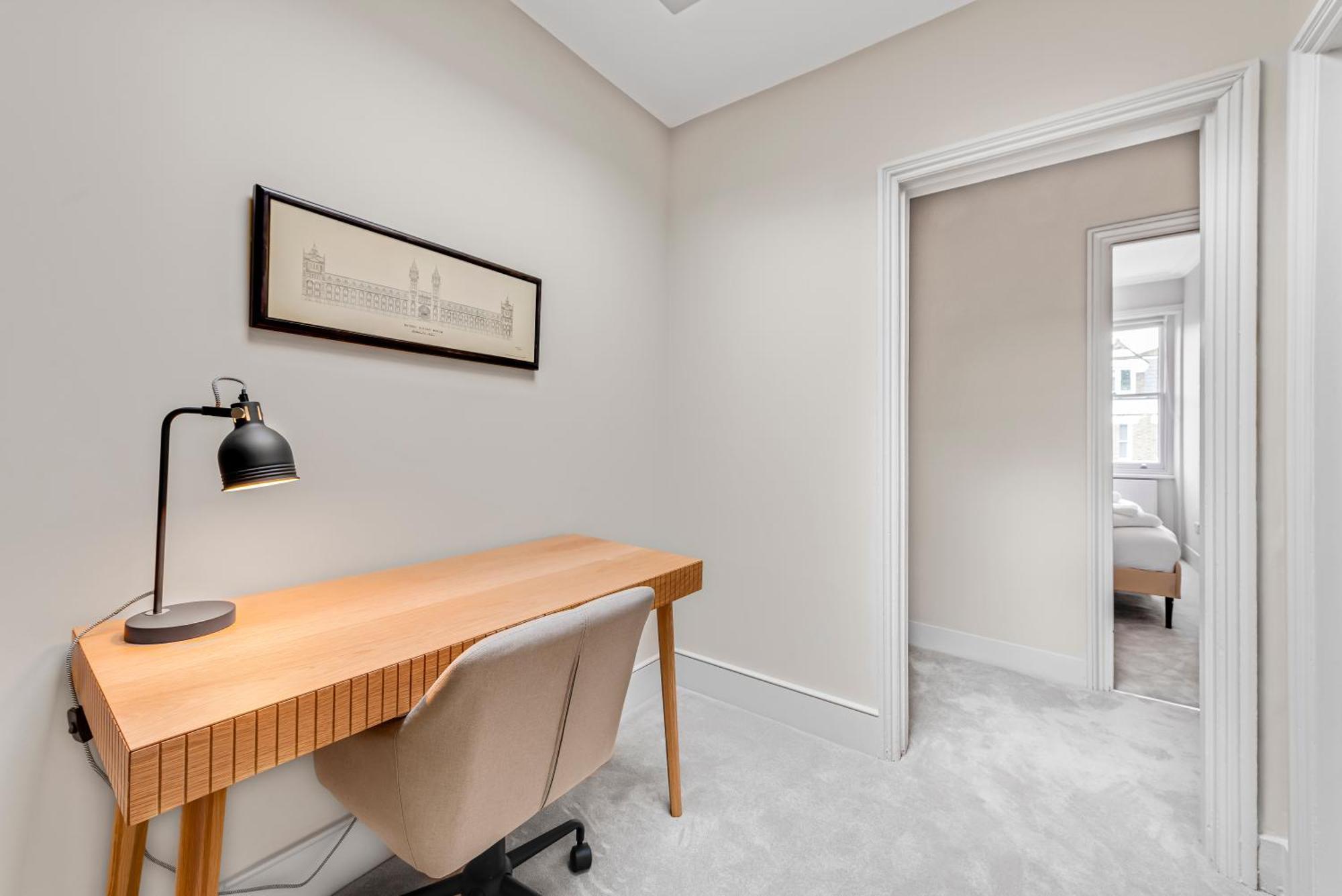 Luxury 3 Bed Apartment With Balcony In Kensington Olympia Лондон Экстерьер фото