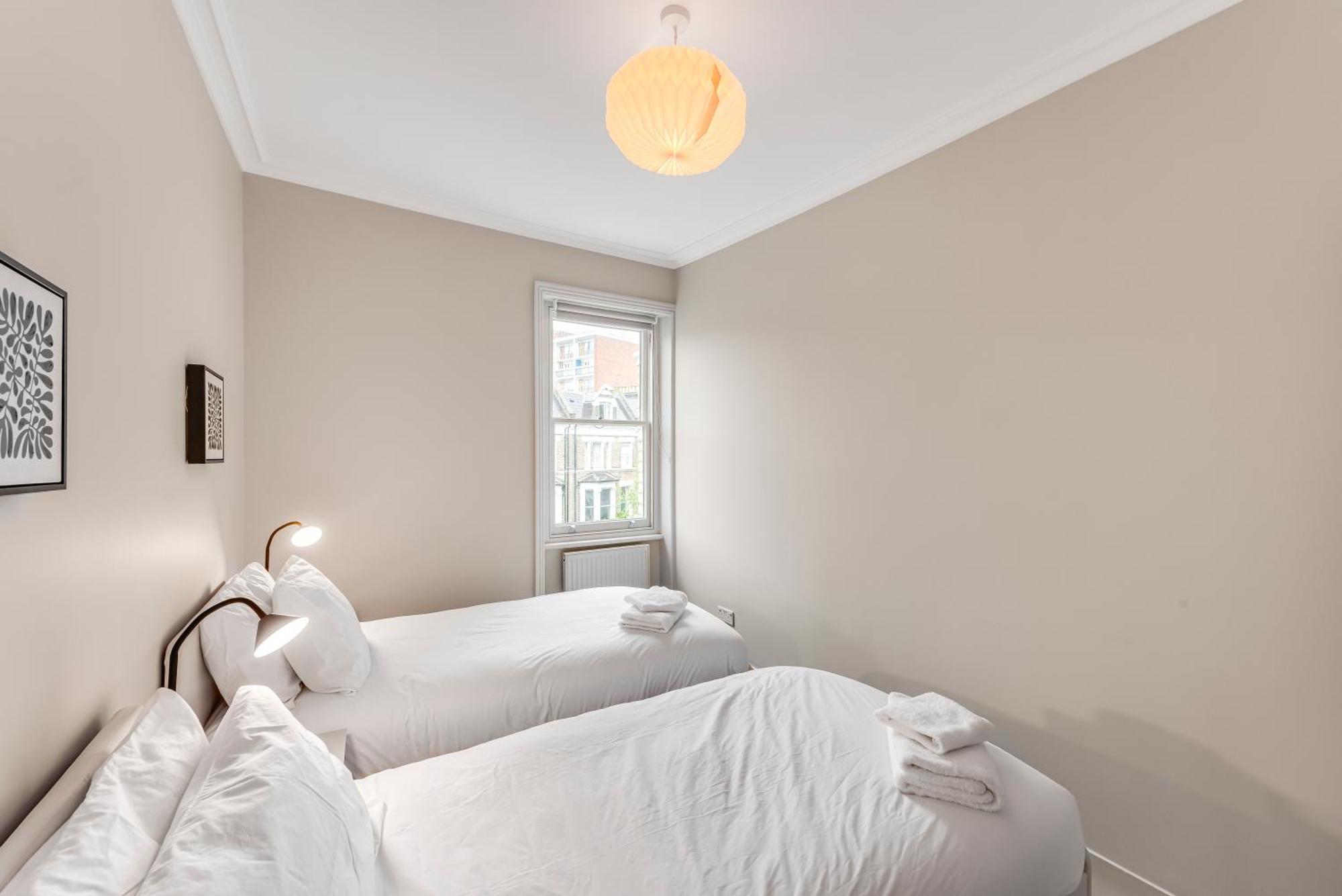 Luxury 3 Bed Apartment With Balcony In Kensington Olympia Лондон Экстерьер фото