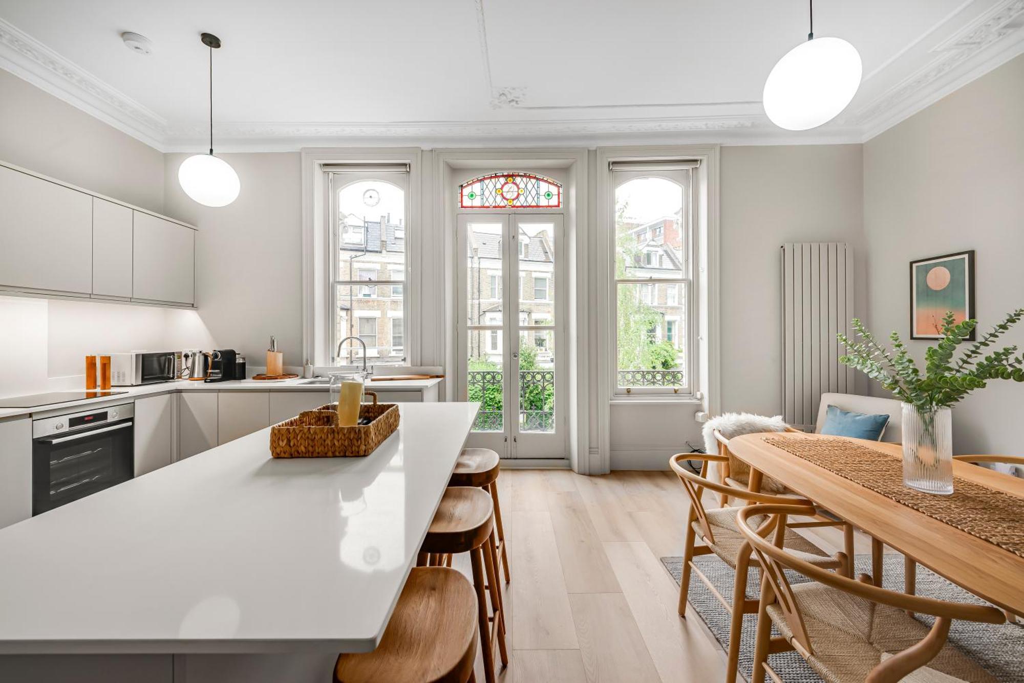 Luxury 3 Bed Apartment With Balcony In Kensington Olympia Лондон Экстерьер фото